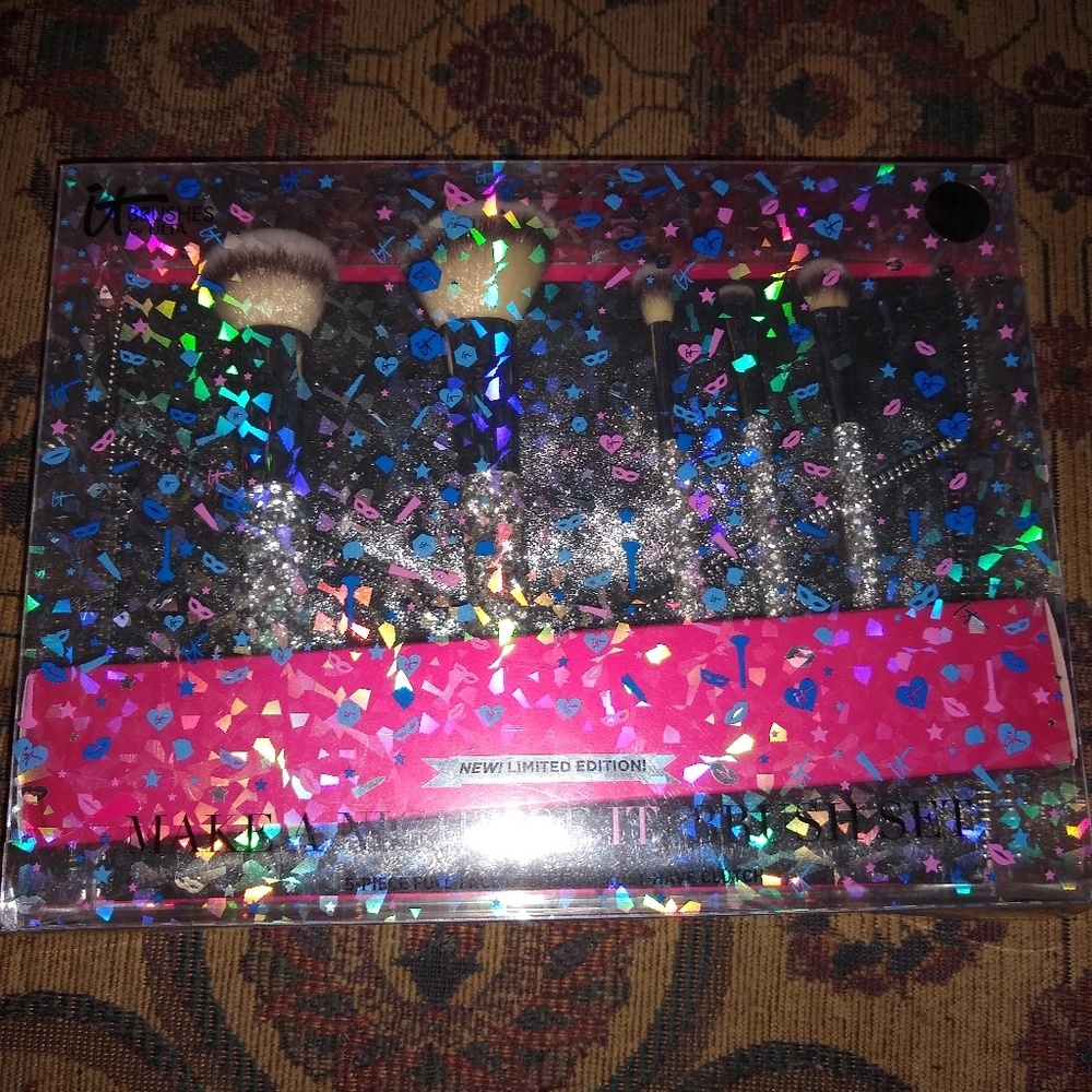 IT Cosmetics limited brush set
